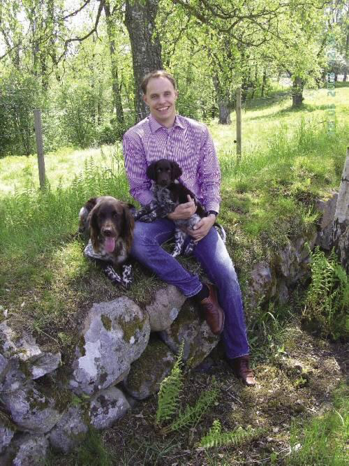 Niklas Siwersj&Atilde;&para;, export director of Lantm&Atilde;&curren;nnen Doggy AB, with his dogs Rogstabergets Jackson Browne and Lokkebergets I J&Atilde;&curren;ger Browne.