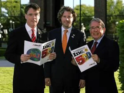 (izq a der) Aidan Connolly y Mark Lyons (Alltech) felicitados por el Profesor Frank Bradley (UCD University College Dublín)