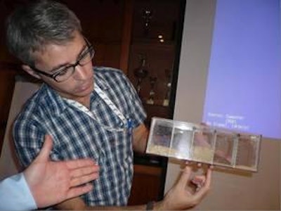 Leonardo Linaires hosts a demonstration at the seminar.