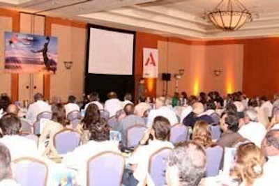 Salón de conferencias durante una de las presentaciones