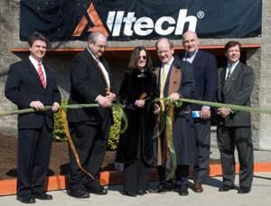 El pasado 23 de febrero de 2011, el presidente de Alltech, Sr. Pearse Lyons cortó la cinta inaugural de la Planta de Fermentación de Algas.