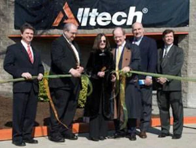 El pasado 23 de febrero de 2011, el presidente de Alltech, Sr. Pearse Lyons cortó la cinta inaugural de la Planta de Fermentación de Algas.