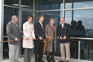 (Left to Right) Iowa Secretary of Agriculture Bill Northey; Lieutenant Governor Kim Reynolds; Alltech Director of North America Dr. Mark Lyons; Iowa Governor Terry Branstad and Alltech President and Founder Dr. Pearse Lyons cut the ribbon at Alltech’s new Ames, Iowa, facility.