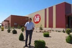 Rafael Gil Jr. fuera de la nueva planta de incubación de Cobb Española