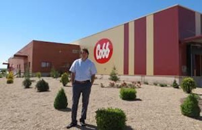 Rafael Gil Jr. fuera de la nueva planta de incubación de Cobb Española