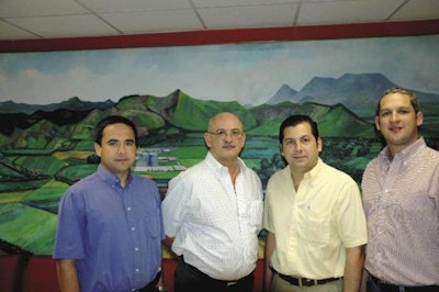 (izq a der) Rodolfo Borjas, Gerente Comercial, EGG – El Salvador; José Alberto González, Director Ejecutivo de EGG en El Salvador y Director Ejecutivo de El Granjero; Guillermo Lemus, Gerente de Ventas, EGG – El Salvador; José Alberto González, Director Ejecutivo, EGG – Guatemala.
