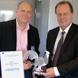 Onno Oudewortel officially presents the ‘Meyn Supplier of the year 2013 Award’ to Thomas Pehrson.