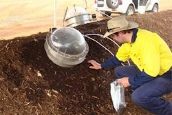 Muestreo de las emisiones de olor de una hilera de composta con cámara de flujo.