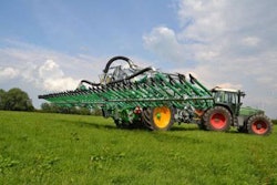 Joskin-Pendislide-line-spreading-boom-with-skids