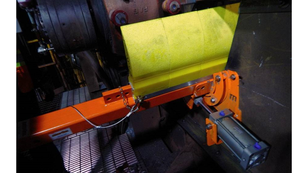 Safe to service conveyor belt cleaners